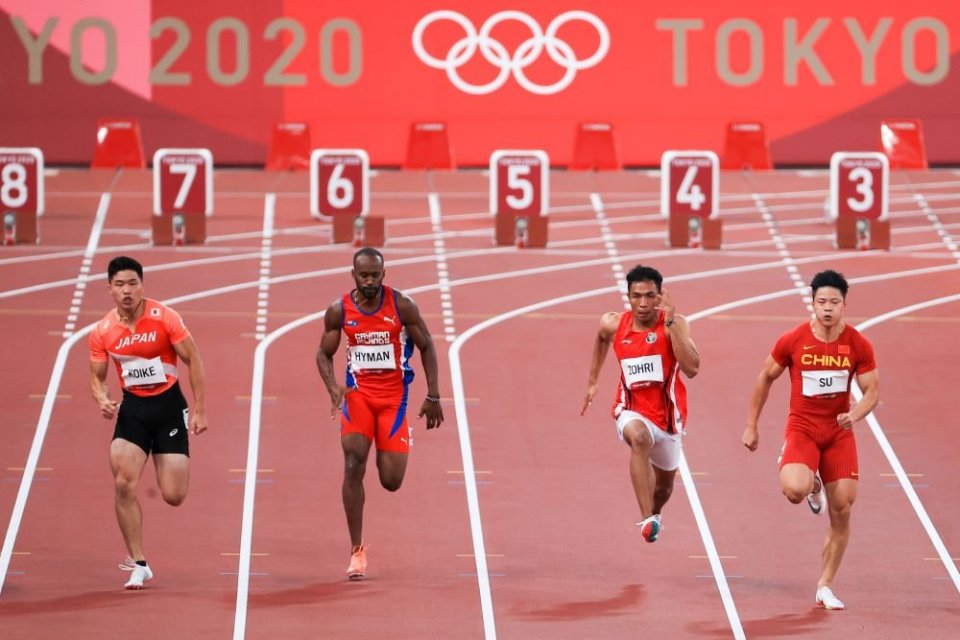 Atlet Indonesia Lalu Muhammad Zohri (kedua kanan) berlari dalam babak pertama 100 meter putra heat 4 cabang atletik Olimpiade Tokyo 2020 di Olimpiade Tokyo 2020 di Stadion Olimpiade Tokyo, Jepang, Sabtu (31/7/2021). Lalu Muhammad Zohri menempati posisi ke