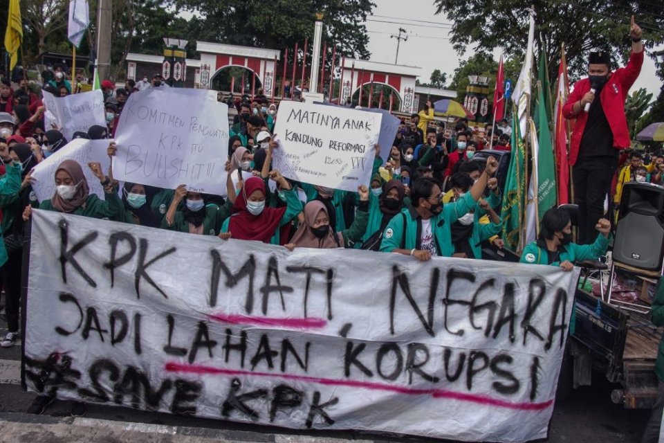 Mahasiswa Palangkaraya yang tergabung dalam Aliansi Gerakan Bersama KPK (Gebrak) berunjuk rasa di depan Kantor DPRD Provinsi Kalteng, Palangkaraya, Kalimantan Tengah, Jumat (2/7/2021). Dalam aksi tersebut mereka menolak adanya pelemahan lembaga KPK terkai