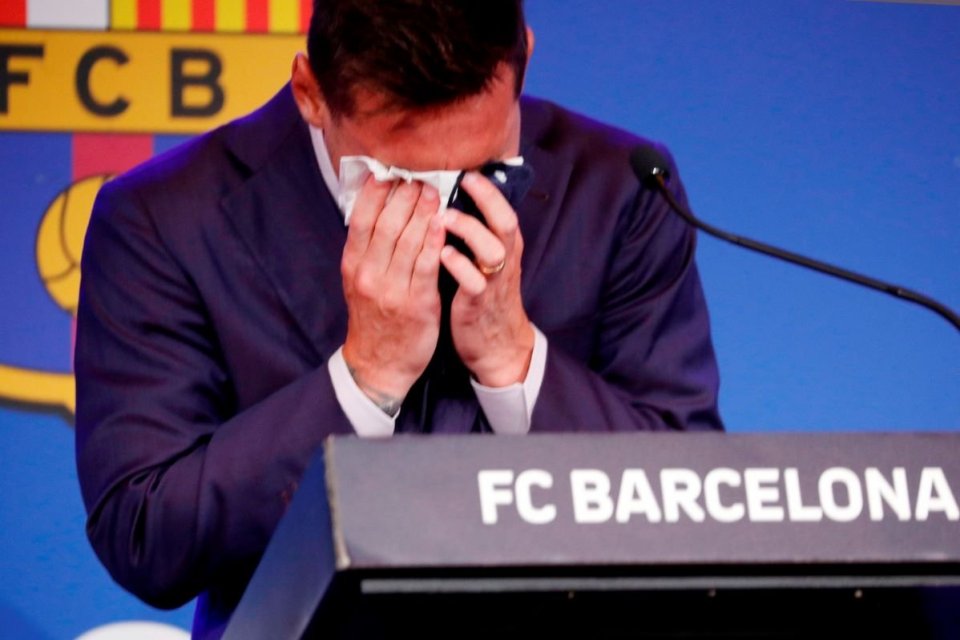 Lionel Messi mengusap wajahnya selama konferensi pers mengumumkan pengunduran dirinya dari FC Barcelona di 1899 Auditorium, Camp Nou, Barcelona, Spanyol, Minggu (8/8/2021). ANTARA FOTO/REUTERS/Albert Gea/HP/djo
