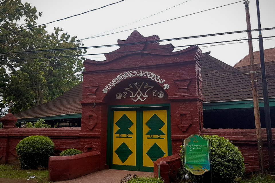 Masjid Agung Sang Cipta Rasa merupakan salah satu tempat wisata religi Cirebon.