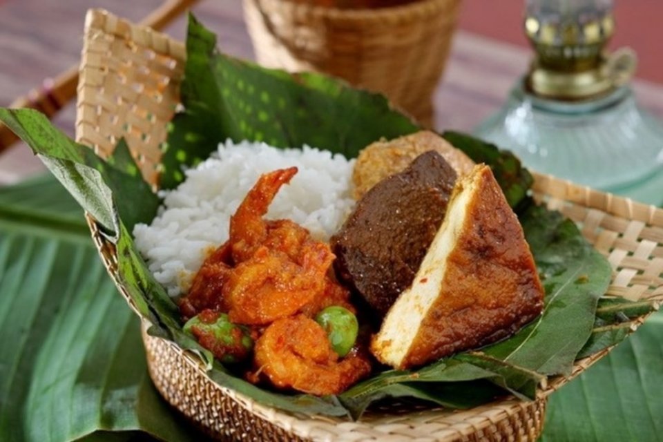 Nasi Jamblang atau disebut juga Sega Jamblang, salah satu makanan khas Cirebon.