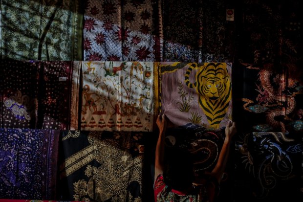 Pekerja menata batik di Oemah Batik Lasem, Karang Turi, Lasem, Rembang, Jawa Tengah, Jumat, (13/8/2021). Kota yang menjadi bagian dari sejarah etnis Tionghoa di pesisir utara Jawa Tengah selama puluhan tahun seolah dilupakan orang. Padahal, di dalam kota 