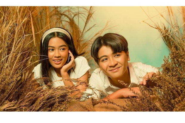 Әдемі сиськи бар жас қыз веб-камерада кискасын мастурбациялайды