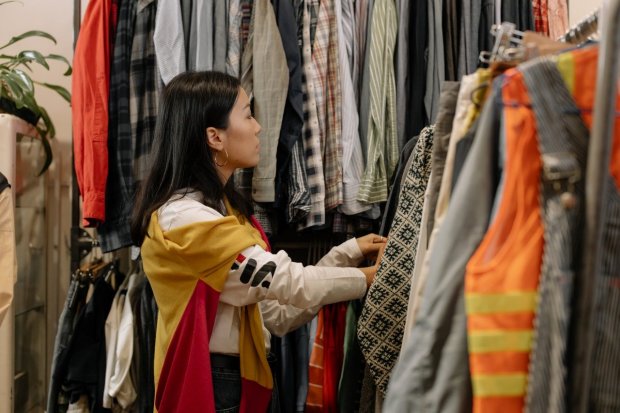 Ilustrasi seorang wanita sedang berbelanja dalam sebuah thrift shop