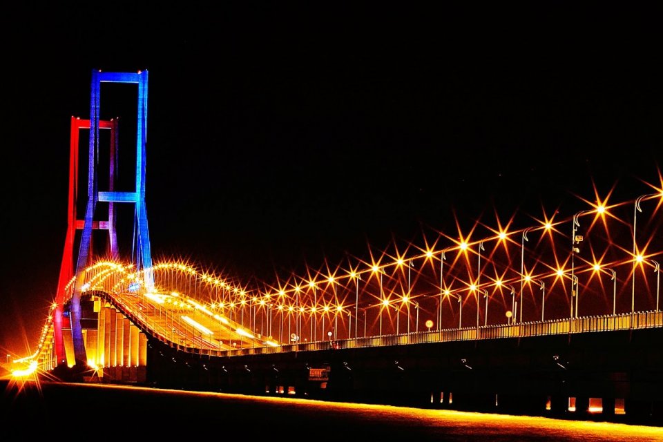 Jembatan Suramadu merupakan salah satu wisata Surabaya yang populer