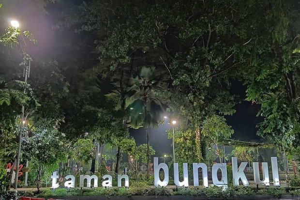 Potret Taman Bungkul yang merupakan Ruang Terbuka Hijau (RTH) di Kota Surabaya. 