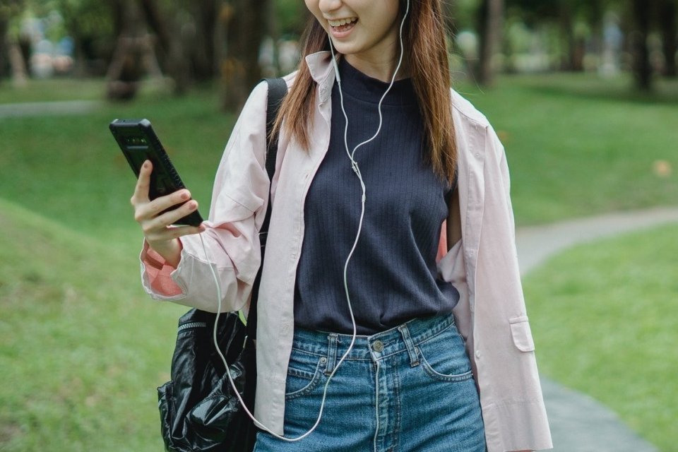 Ilustrasi seorang wanita menggunakan earphone