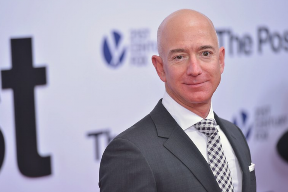 Jeff Bezos Ungkap 100% Bisnisnya Terapkan EBT di 2025, Singgung PLN