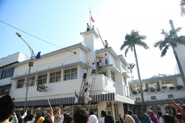 Rekonstruksi perobekan bendera di hotel Majapahit (14/9/2017). Pemerintah Kota (Pemkot) Surabaya melalui Dinas Kebudayaan dan Pariwisata mengadakan teatrikal mengenai insiden Hotel Yamato.