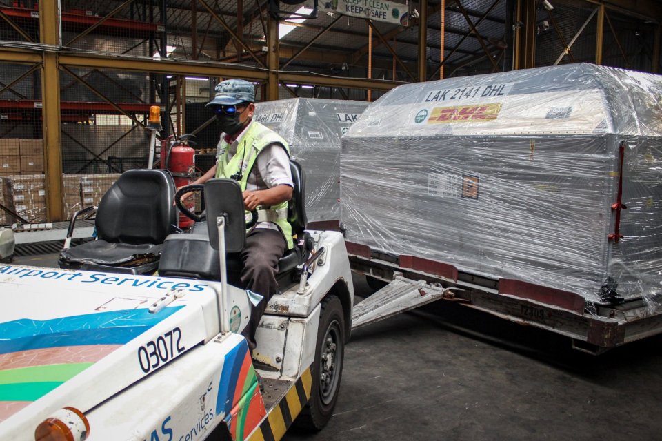 Petugas cargo membawa envirotainer berisi vaksin COVID-19 Pfizer setibanya di Terminal Cargo Bandara Internasional Soekarno Hatta, Tangerang, Banten, Kamis (19/8/2021). Sebanyak 1,5 juta vaksin COVID-19 Pfizer tiba perdana di Indonesia yang bakal dialokas