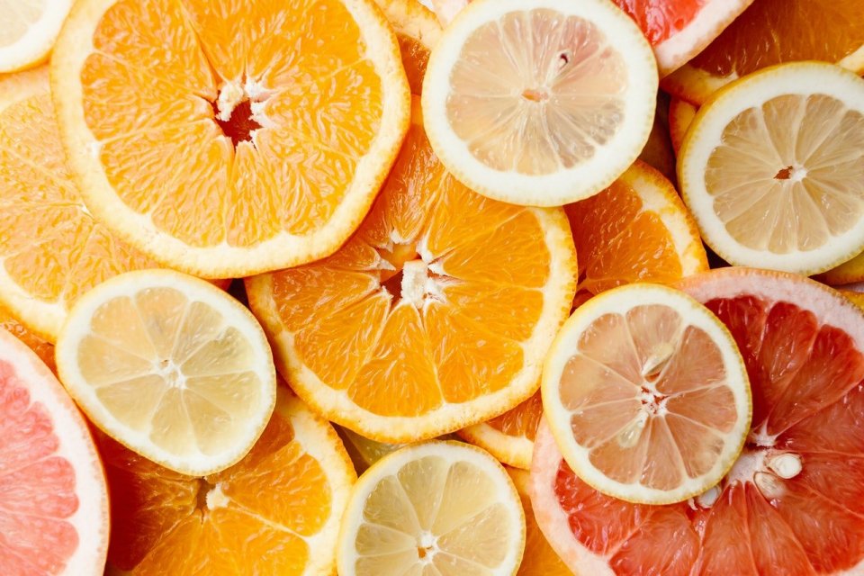 Buah jeruk mengandung manfaat vitamin C untuk kesehatan.