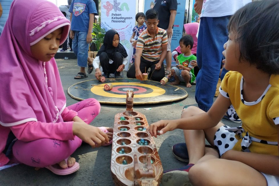Balai Konservasi Borobudur (BKB) menggelar aktivitas permainan tradisional untuk kedua kalinya. Setelah sebelumnya bertempat di Taman Lumbini Candi Borobudur, kegiatan permainan tradisional dilaksanakan di area car free day (CFD) Rindam IV Diponegoro Kota