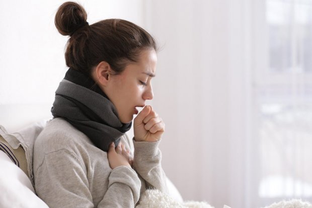 Ilustrasi seorang wanita menderita batuk. Obat batuk dapat digunakan untuk meredakan jenis batuk kering dan berdahak. 