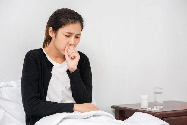 Ilustrasi seorang wanita yang menderita batuk. Beberapa penelitian telah membuktikan obat batuk alami dapat digunakan untuk mengatasi batuk dan aman dikonsumsi.