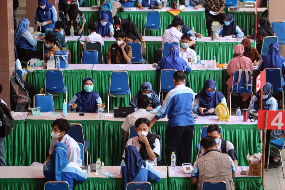 Sejumlah pelajar mengikuti vaksinasi massal bagi peserta didik di Gedung Pemerintah Kota Tangerang, Banten, Kamis (2/9/2021). Menurut data Satgas COVID-19 per 31 Agustus 2021, sebanyak 1,9 juta tenaga pendidik dan 1,7 juta anak usia 12-17 tahun yang tergo