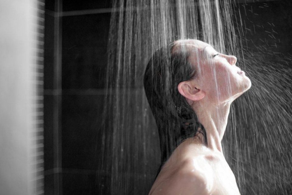 Berikut manfaat mandi air hangat bagi tubuh.