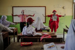 Seniman Aku Badut Indonesia (ABI) Serukan Prokes Kepada Siswa SDN 03 Citayam