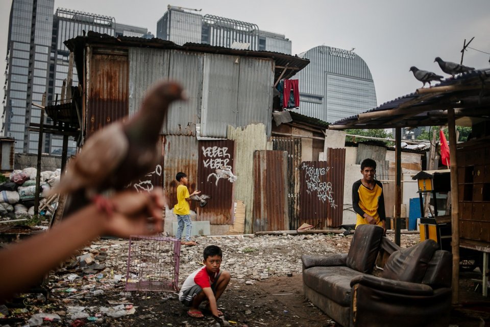 Sejumlah anak bermain di pemukiman kumuh wilayah Pancoran, Jakarta Selatan, Selasa, (7/9/2021). Pemerintah menargetkan tingkat kemiskinan dalam RAPBN 2022 turun ke level 8,5% hingga 9%. Lebih lanjut, dalam RAPBN 2022, pemerintah mengalokasikan anggaran pe