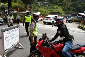 Petugas menyekat kendaraan di Ngerong, Plaosan, Magetan, Jawa Timur, Minggu (5/9/2021).