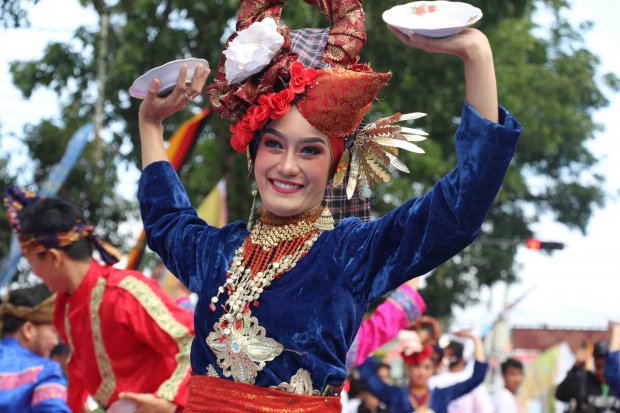 Pertunjukan Tari Piring berasal dari daerah Solok, Sumatra Barat dan berkembang dalam tradisi masyarakat Minangkabau