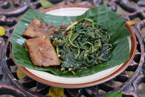 Brambang asem merupakan makanan khas Jawa Tengah di Kota Solo