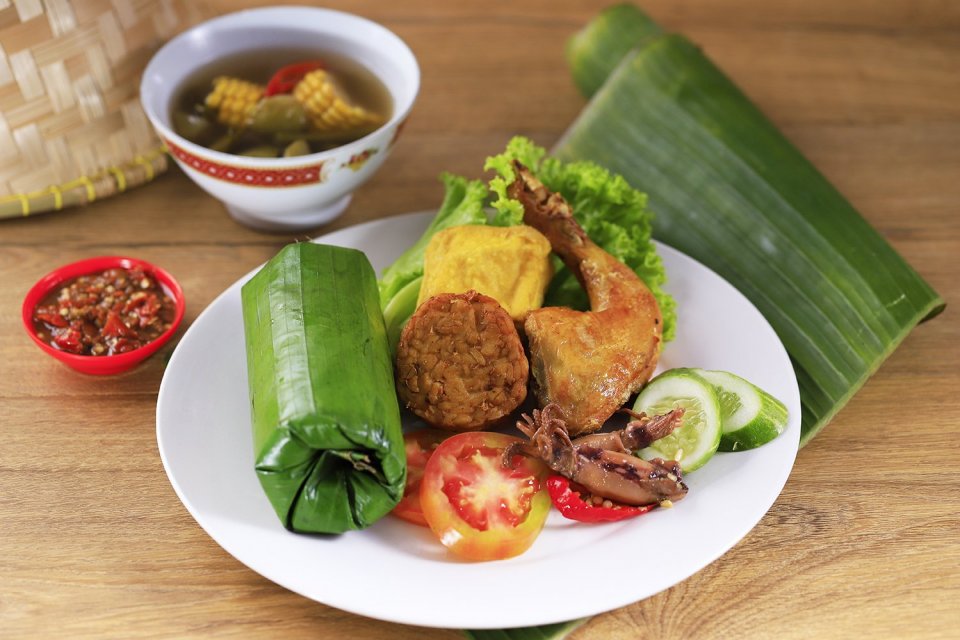 Hidangan Nasi Timbel merupakan makanan khas Jawa Barat