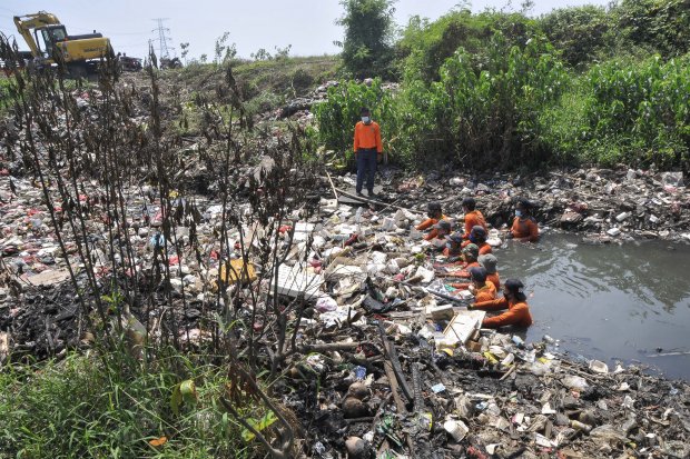 Deterjen dapat menyebabkan pencemaran air sebab