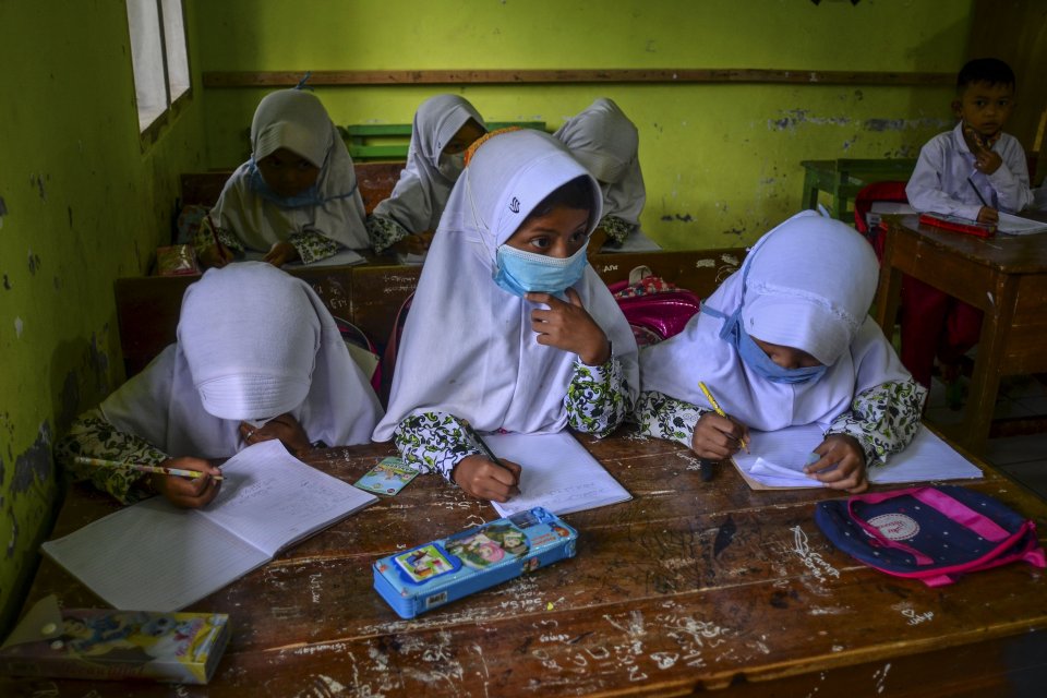 Ilustrasi siswa belajar kata sifat dalam Bahasa Indonesia di sekolah