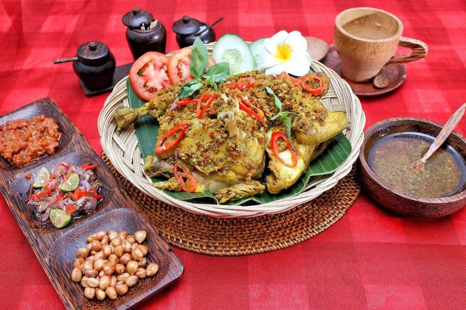 Ayam betutu adalah makanan pedas khas Bali, Indonesia