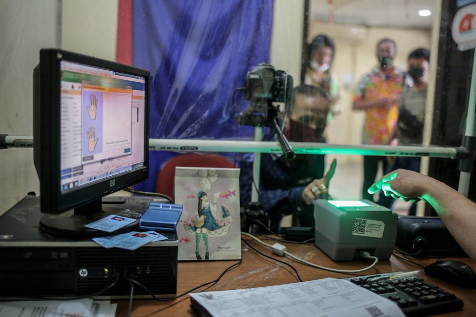 Seorang transpuan melakukan tes biometrik untuk membuat KTP elektronik di Kantor Kelurahan Cilandak Barat, Jakarta Selatan, Kamis (16/9/2021). Kepemilikan KTP elektronik bagi transgender perempuan (transpuan) agar mereka bisa mendapatkan pelayanan publik 
