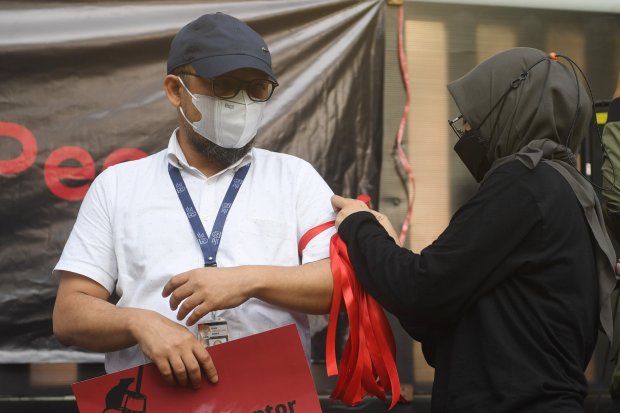 Penyidik nonaktif KPK Novel Baswedan mengikuti aksi anti korupsi di Jakarta, Rabu (15/9/2021). Aksi tersebut berlangsung sebagai bentuk kekecewaan terhadap pemberantasan korupsi di Indonesia, serta meminta Presiden Joko Widodo untuk membatalkan pemecatan