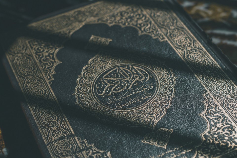 Ilustrasi sampul kitab Al Quran yang mengandung bacaan Surat Al Ashr ayat 1-3