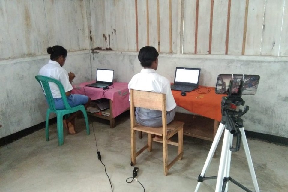 Dua orang siswa sedang mengoperasikan perangkat laptop pada proses belajar. Pemerintah tengah menggencarkan program digitalisasi sekolah yang diharapkan ke depan akan menjadi infrastruktur dasar dalam proses pembelajaran. 