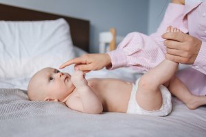 Ilustrasi cara mengobati ruam popok pada bayi