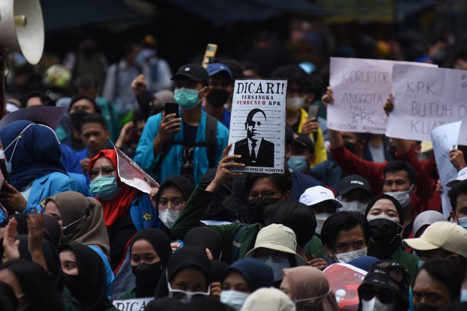 Mahasiswa yang tergabung dalam Aliansi BEM Seluruh Indonesia (BEM SI) dan Gerakan Selamatkan KPK menggelar aksi unjuk rasa di sekitar Gedung Merah Putih KPK di Jakarta, Senin (27/9/2021). Aksi demonstrasi itu menuntut pembatalan pemecatan 56 pegawai KPK y