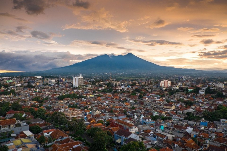 Pemandangan Kota Bogor dari ketinggian. Terdapat sejumlah tempat wisata di Bogor yang menarik untuk dikunjungi.
