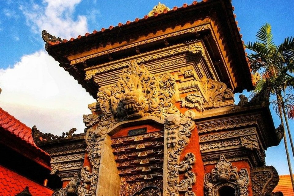 Pintu masuk rumah adat Bali yang disebut dengan Gapura Candi Bentar.