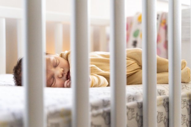 Ilustrasi penggunaan tempat tidur bayi sebagai salah satu perlengkapan bayi yang dibutuhkan