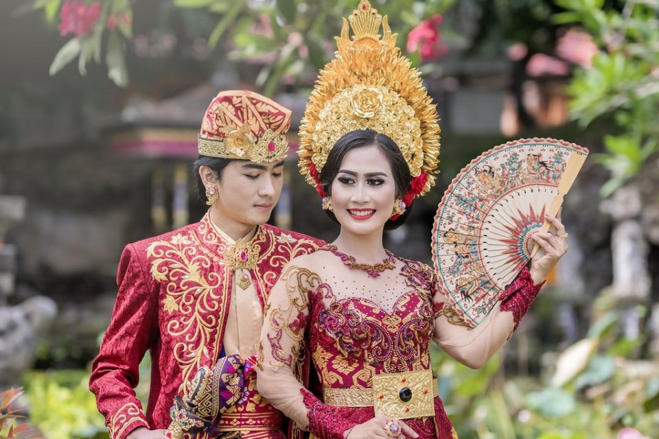 Gambar pakaian adat Bali yang dikenakan seorang pria dan wanita