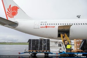 Pesawat Thai Lion Air saat memasukkan 48 ribu alat rapid test antigen untuk Indonesia di Bandara Toulouse, Prancis. Foto: Airbus