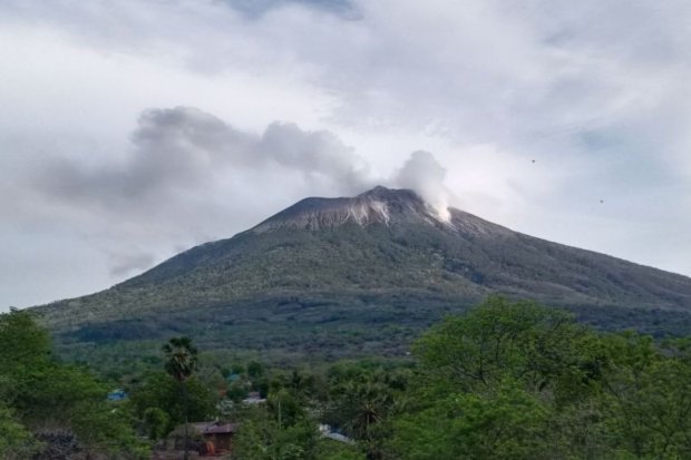  Erupsi gunung Ili Lewotolok
