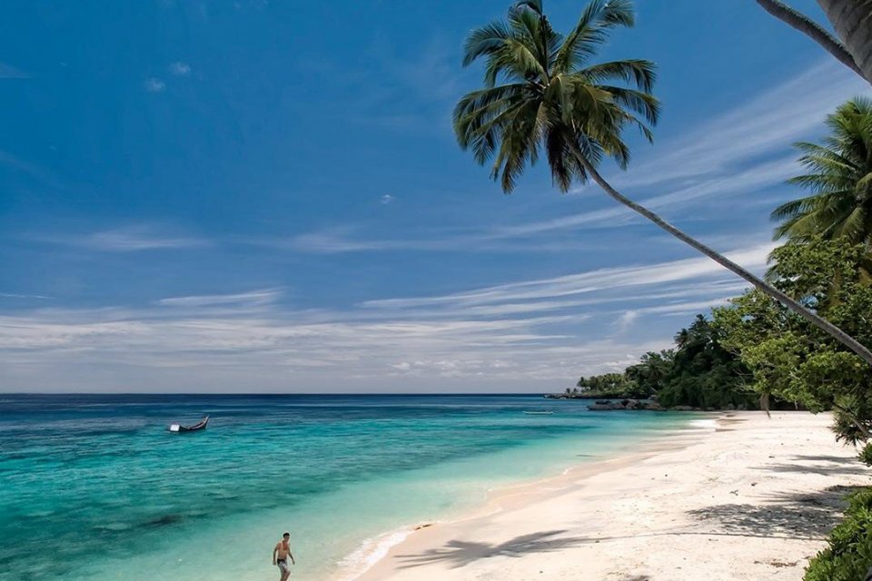 Keindahan Pantai Sumur Tiga, salah satu tempat wisata Sabang yang memukau