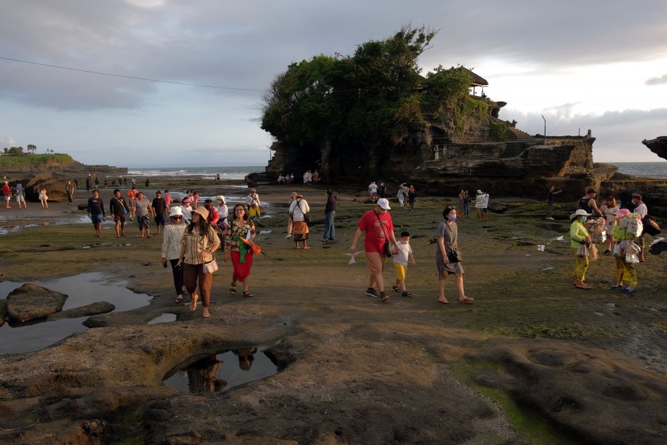 Wisatawan ramai mengunjungi objek wisata Tanah Lot pada pemberlakuan pembatasan kegiatan masyarakat (PPKM) level 3 di Tabanan, Bali, Sabtu (9/10/2021). Banyak dari mereka abai terhadap prokes seperti tidak memakai masker. ANTARA FOTO/Nyoman Hendra Wibowo/