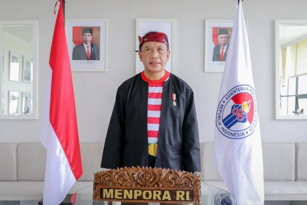 Menteri Pemuda dan Olahraga Republik Indonesia (Menpora RI) Zainudin Amali kenakan pakaian adat Madura, Jawa Timur saat mengikuti Upacara Peringatan Detik-Detik Proklamasi Kemerdekaan Republik Indonesia ke-76 secara virtual dari Kantor Kemenpora Senayan, 