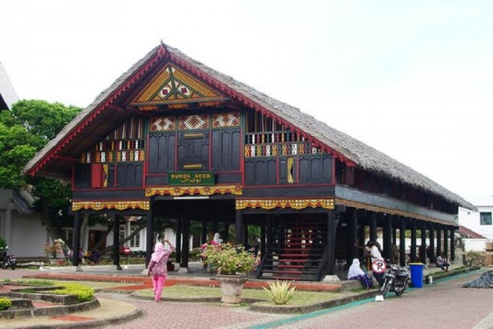 Ilustrasi Rumah Adat Sumatera dari Aceh yaitu Krong Bade