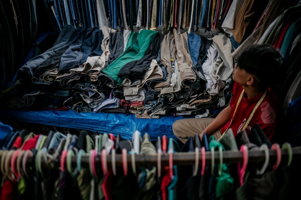 Pedagang menjaga pakaian bekas (Thrifting) yang dijual di Pasar Kebayoran Lama, Jakarta Selatan, Jumat, (15/10/2021). 