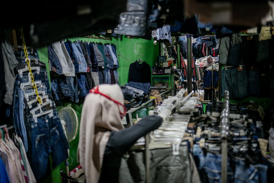 Pedagang merapikan baju bekas (Thrifting) yang dijual di Pasar Kebayoran Lama, Jakarta Selatan, Jumat, (15/10/2021). Fenomena thrifting merupakan tindakan membeli barang bekas yang masih layak pakai guna menghemat pengeluaran dan membantu ekologi dengan m