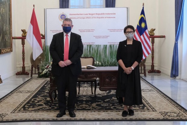 Menteri Luar Negeri Indonesia Retno Marsudi dan Menteri Luar Negeri Malaysia Dato’ Saifuddin Abdullah setelah pertemuan bilateral di Jakarta, Sein (18/8)
