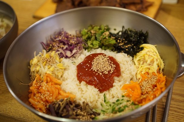 Ilustrasi, makanan khas Korea yang terdiri dari nasi dan sayuran, Bibimbap.
