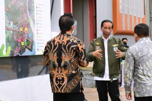 Presiden Joko Widodo saat meresmikan pabrik biodiesel di Tanah Bumbu, Kalimantan Selatan, Kamis (21/10). Foto: Biro Pers Sekretariat Presiden